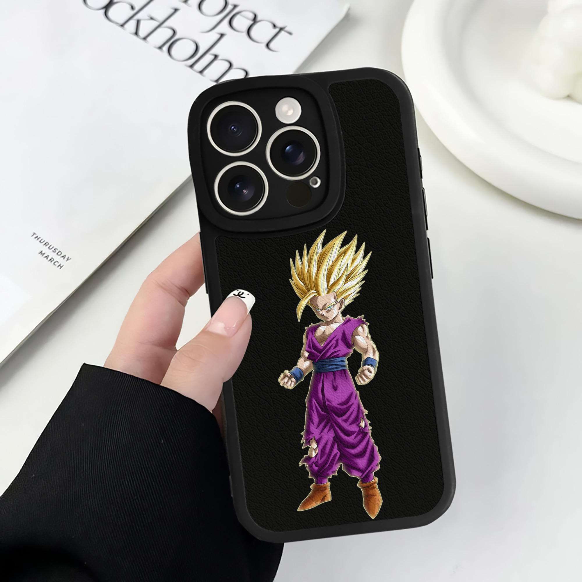 （画像用） ドラゴンボール 孫 悟飯（そんごはん）DRAGON BALL Son Gohan 【iPhone 16シリーズ対応】シリコンスマホケース（レザー調） 材質：シリコン